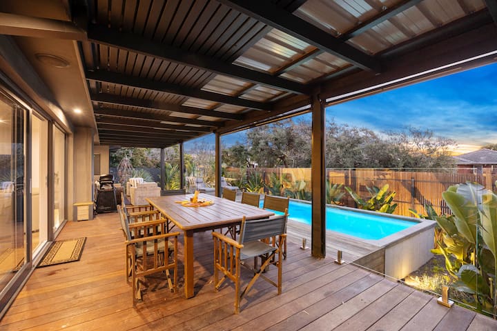 Galene Getaway Walk to Beach, Pool & Fire gallery image 4