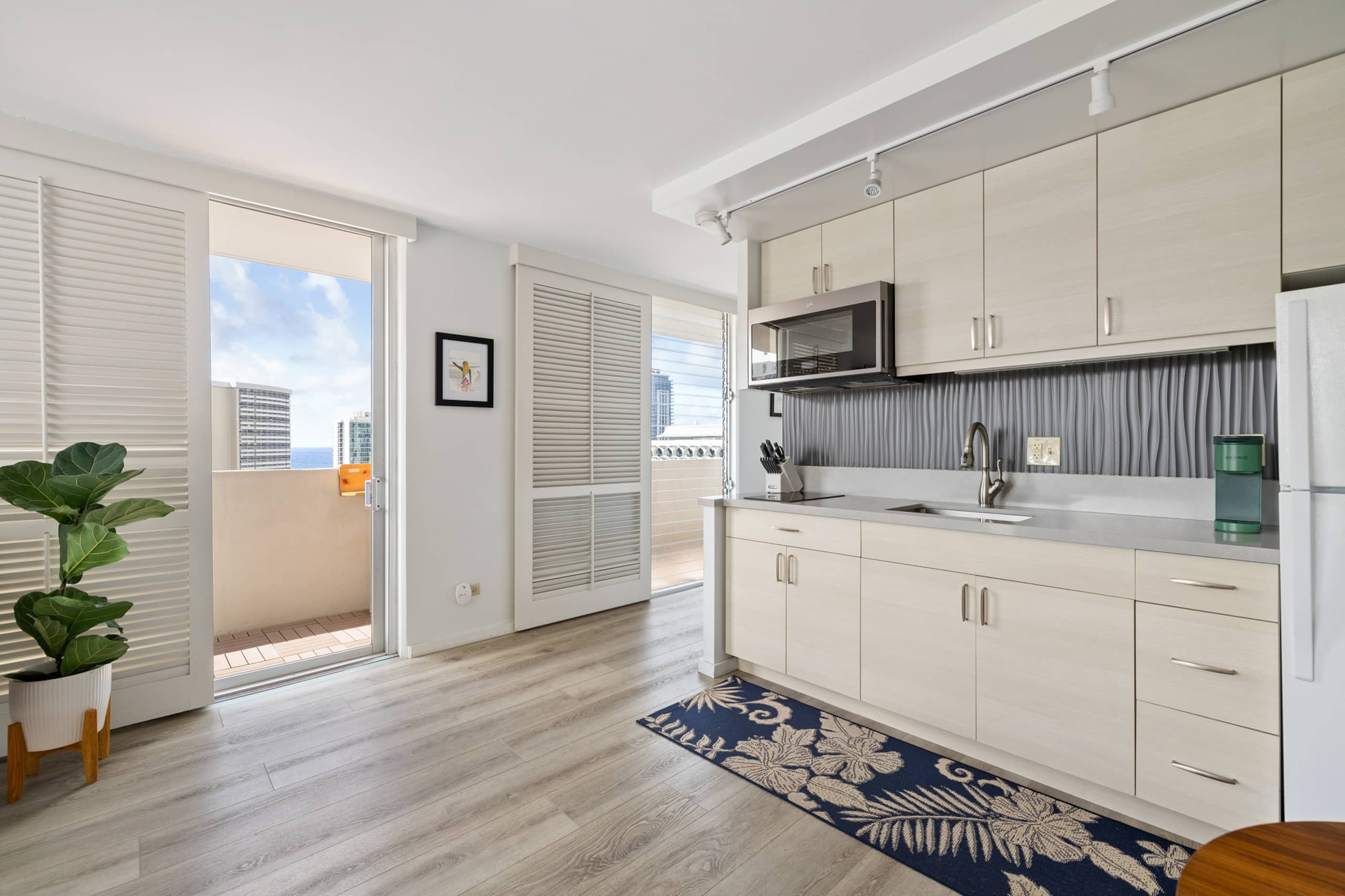 Dazzling Waikiki Studio+King Bed - Image 6