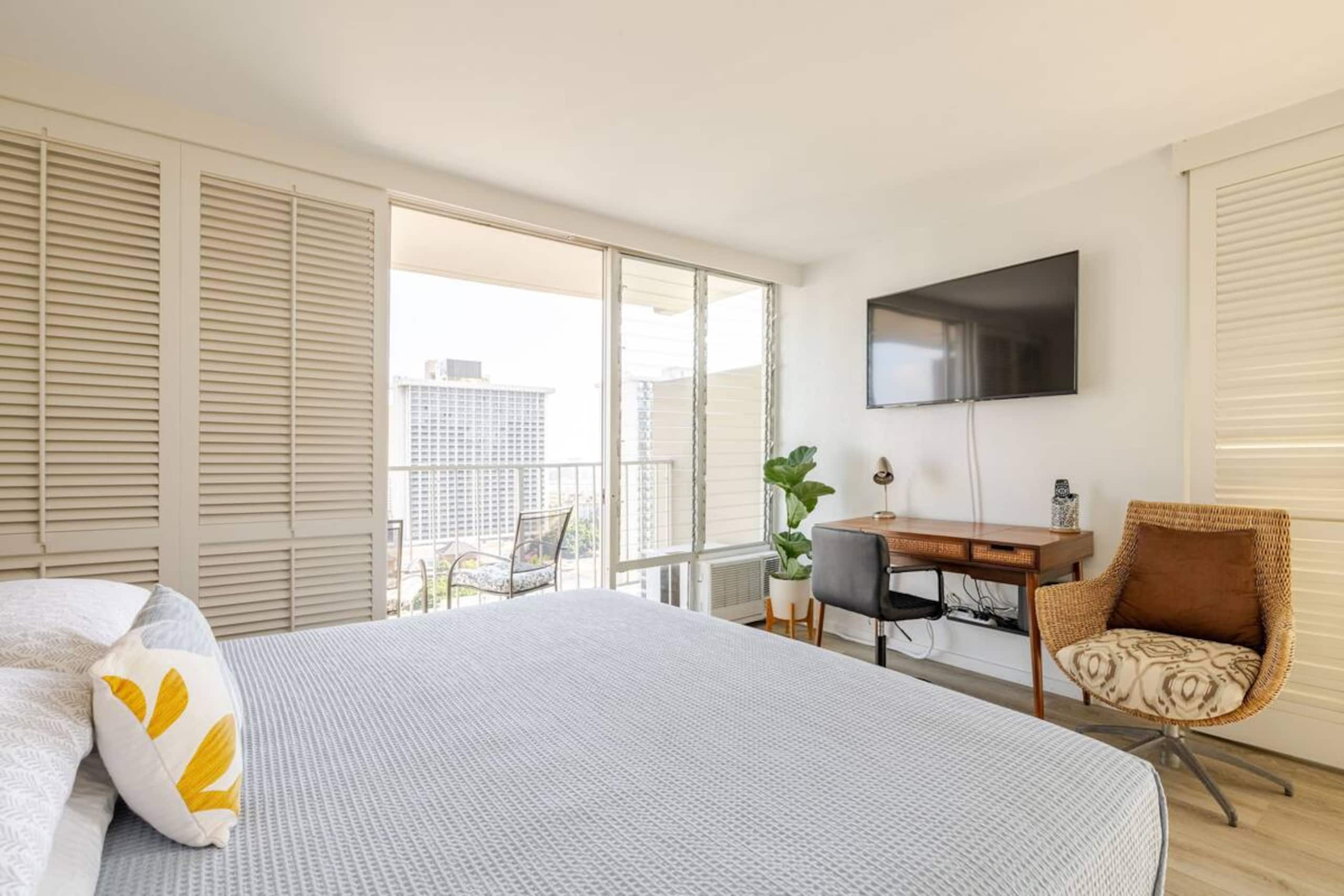 Dazzling Waikiki Studio+King Bed - Image 2