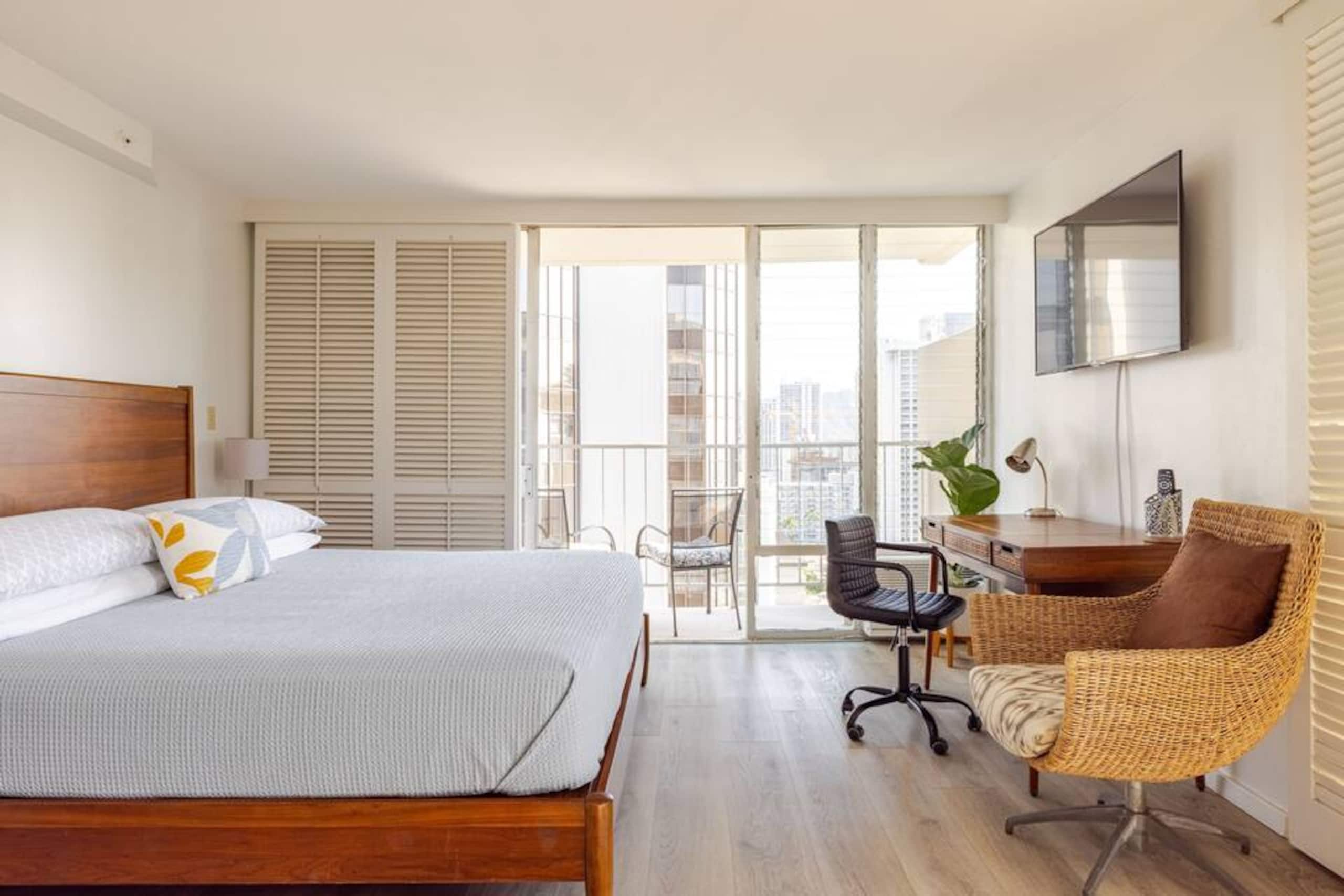 Dazzling Waikiki Studio+King Bed - Image 1