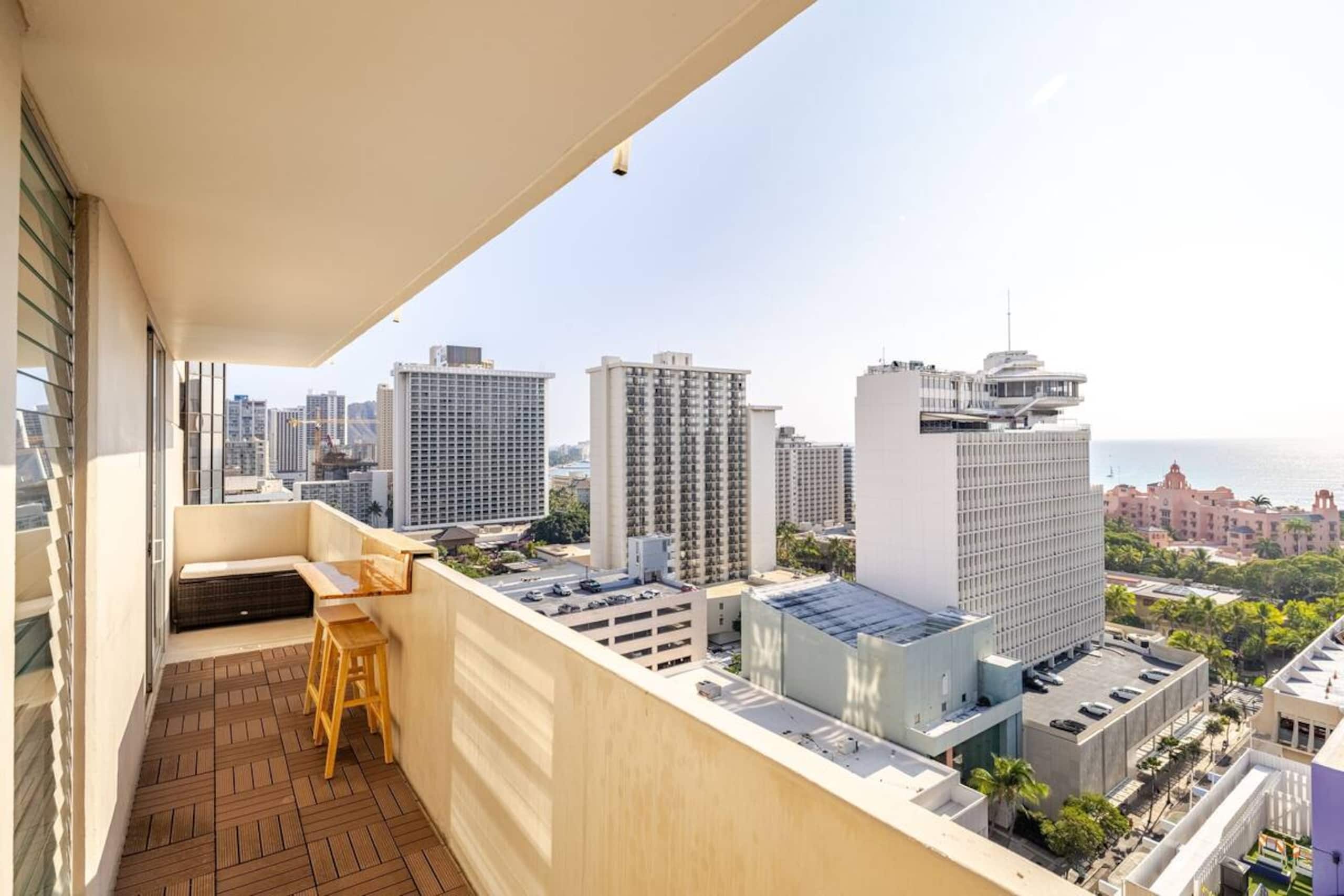 Dazzling Waikiki Studio+King Bed - Image 26