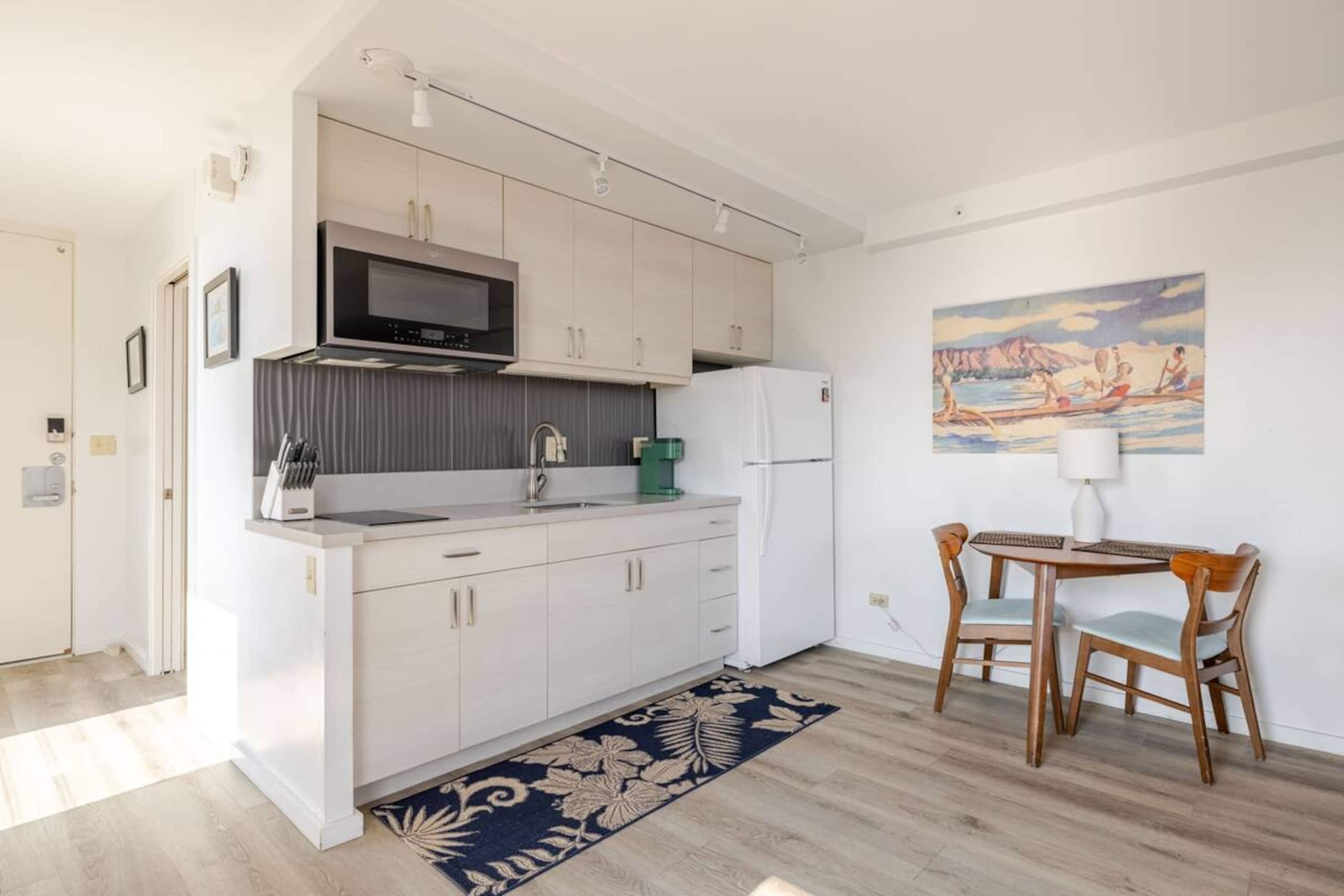 Dazzling Waikiki Studio+King Bed - Image 7