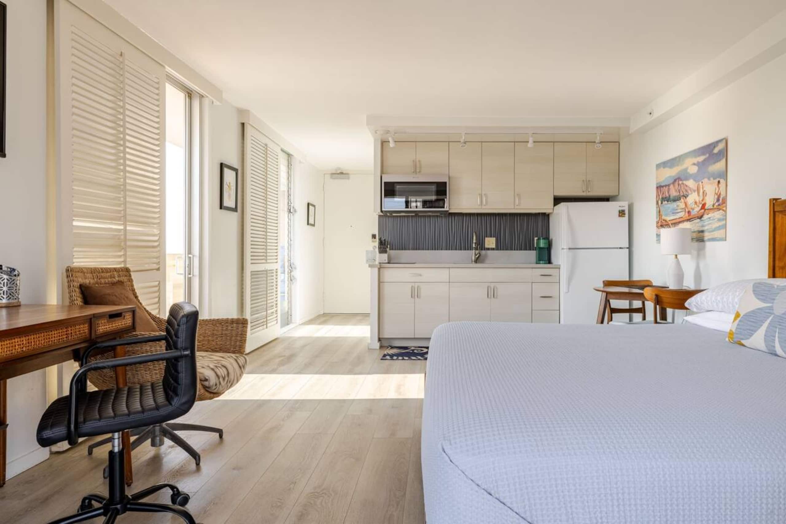 Dazzling Waikiki Studio+King Bed - Image 3