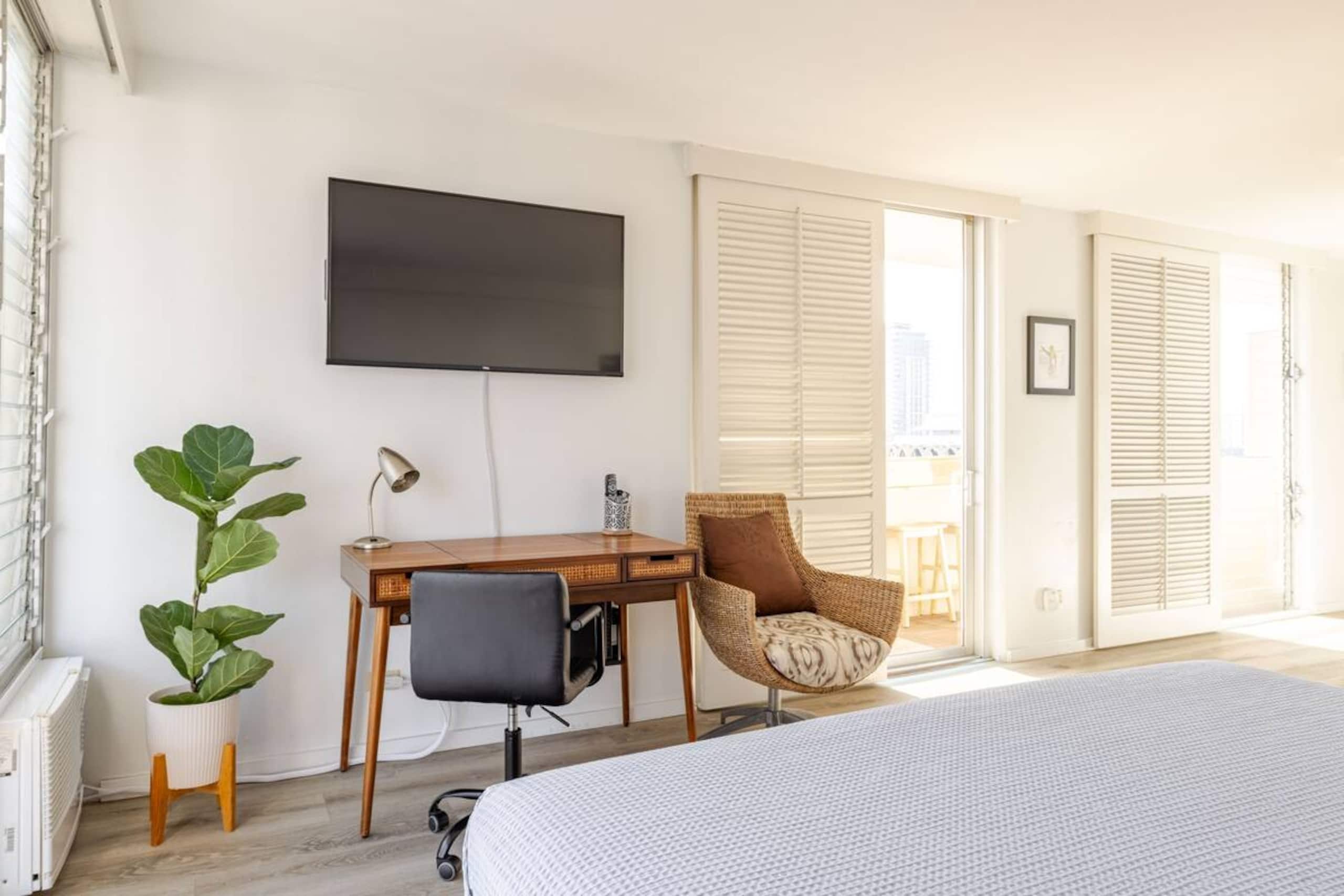 Dazzling Waikiki Studio+King Bed - Image 4