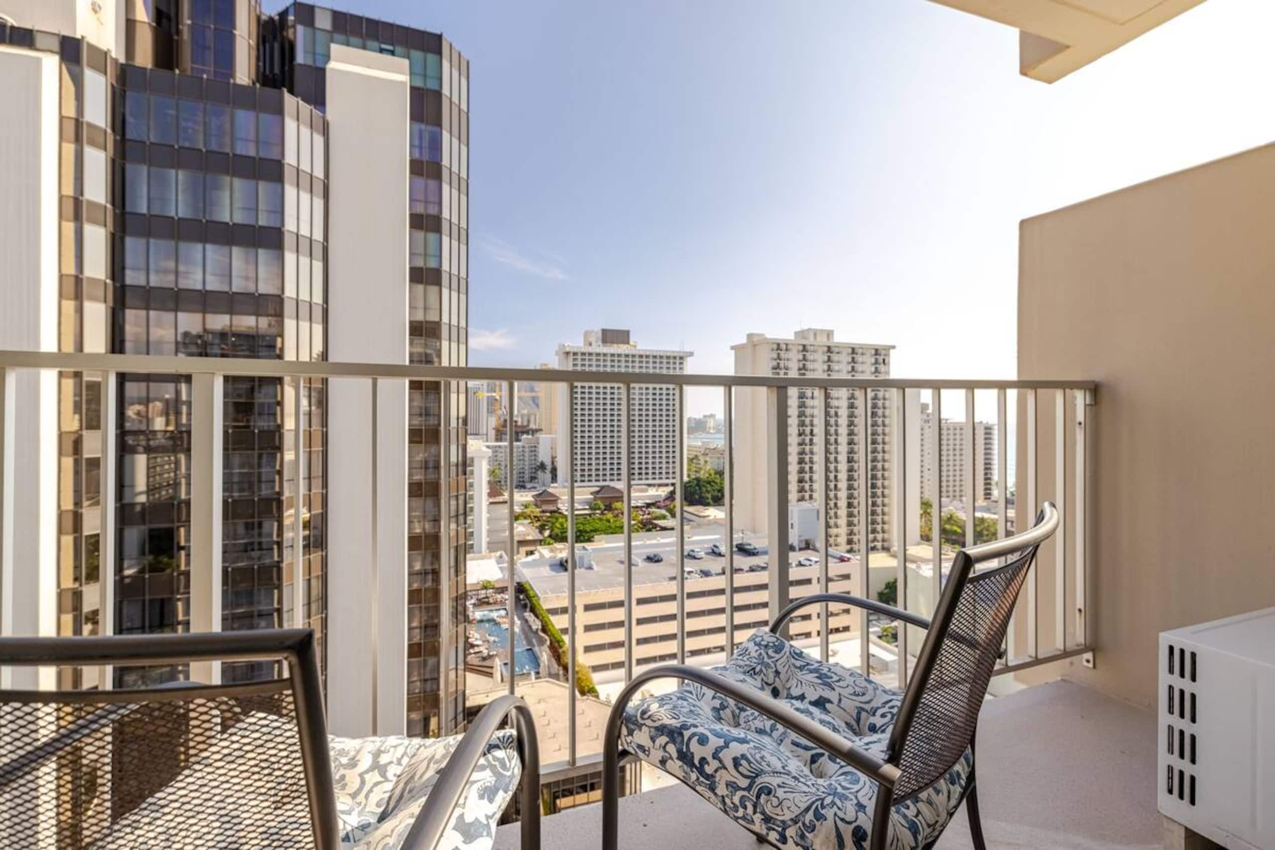Dazzling Waikiki Studio+King Bed - Image 15