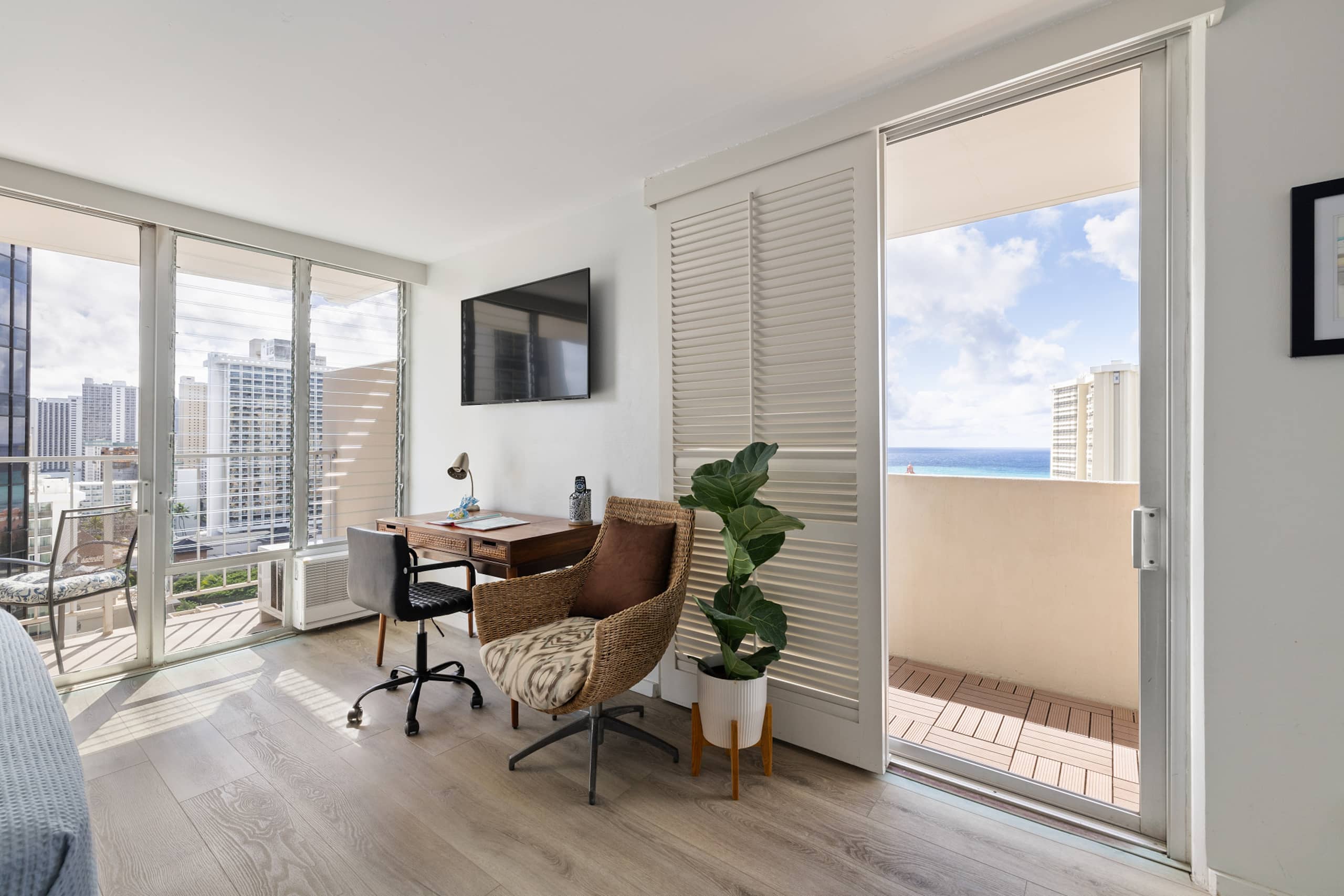 Dazzling Waikiki Studio+King Bed - Image 13