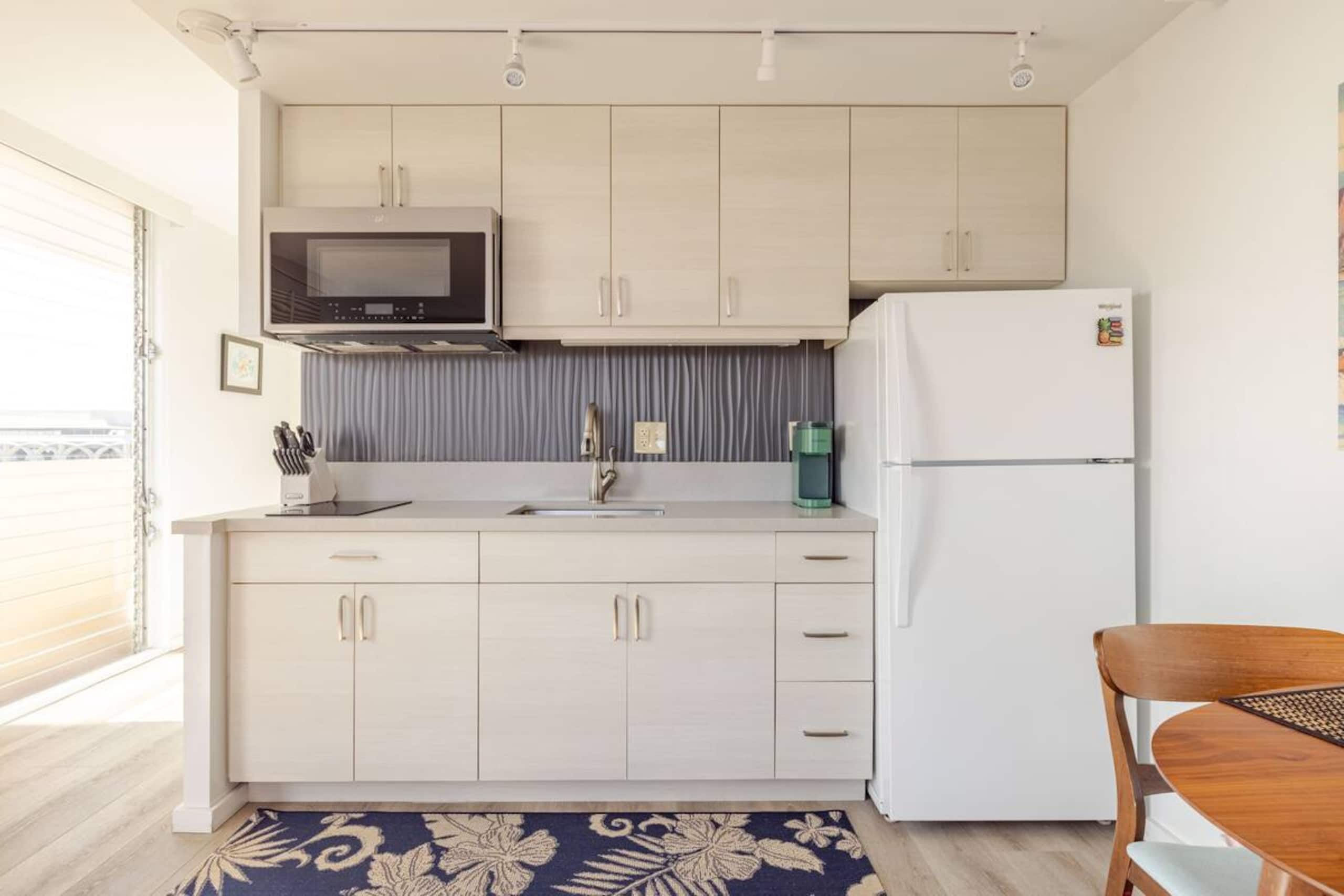 Dazzling Waikiki Studio+King Bed - Image 8