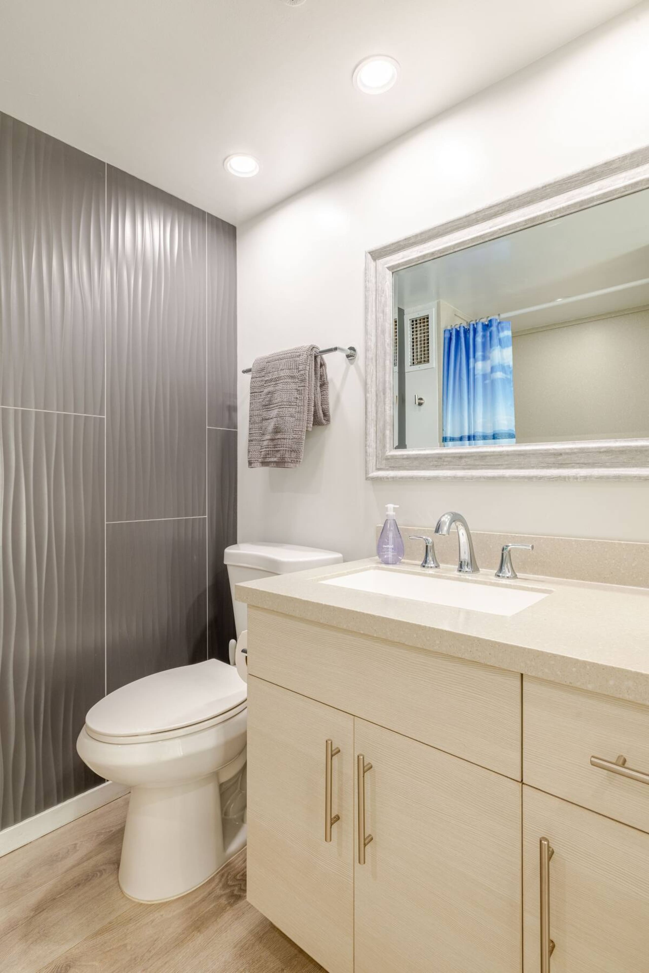 Dazzling Waikiki Studio+King Bed - Image 17