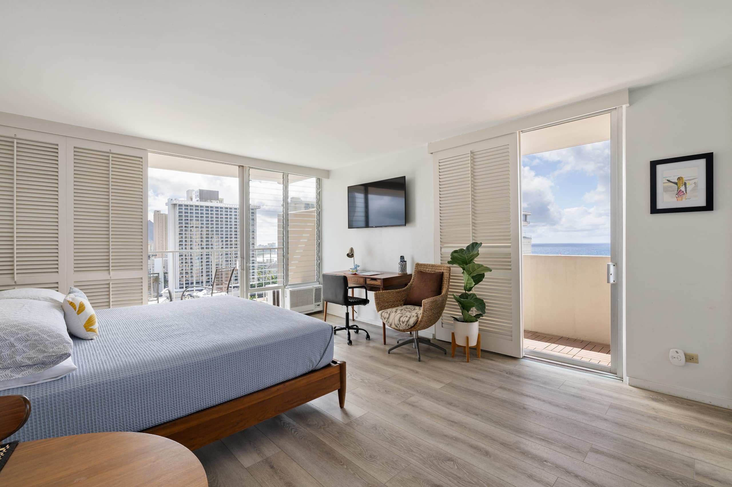 Dazzling Waikiki Studio+King Bed - Image 5