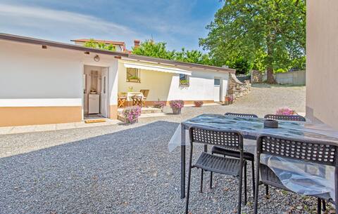 Awesome home in Dutovlje with WiFi