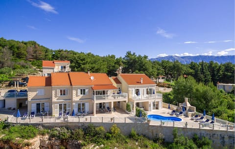 Nice home in Sumartin with WiFi