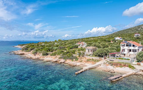 3 bedroom lovely home in Dobropoljana