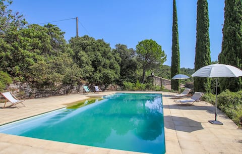 Gorgeous home in Clansayes Clansayes