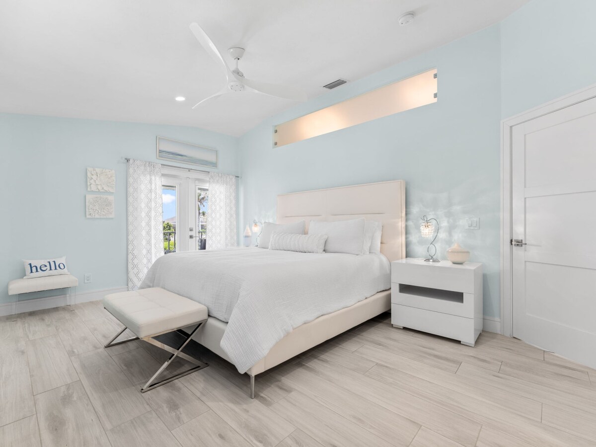 סוויטה ראשית מרווחת עם מיטת קינג סייז ונופים