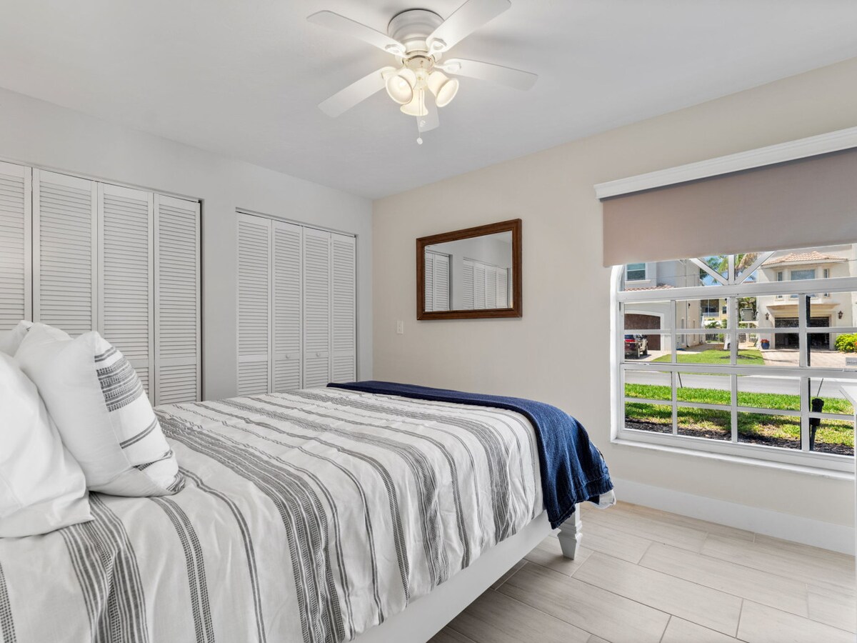 חדר שינה לאורחים 4 – מיטת קווין סייז ונוף שטוף שמש