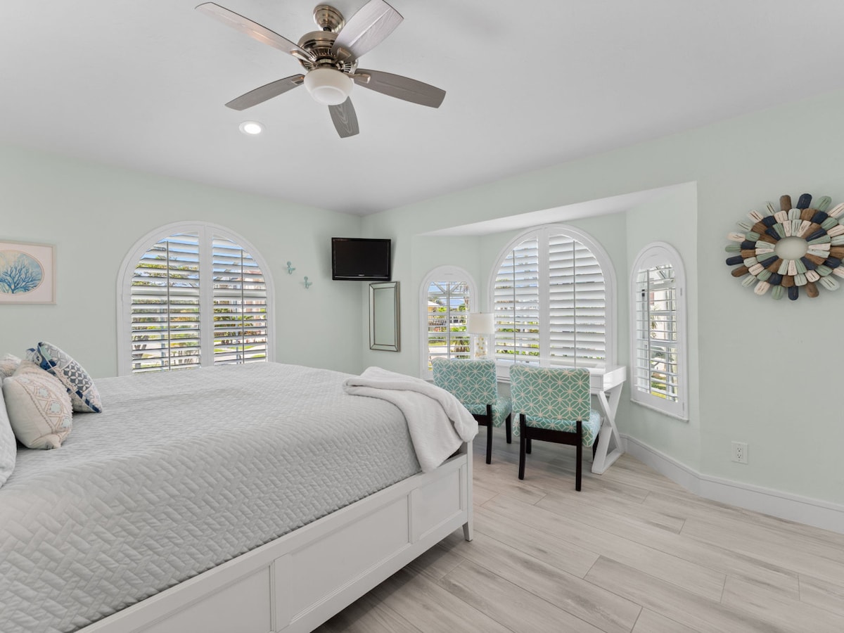 חדר שינה 3 לאורחים – מיטת קינג סייז וחלונות מקומרים