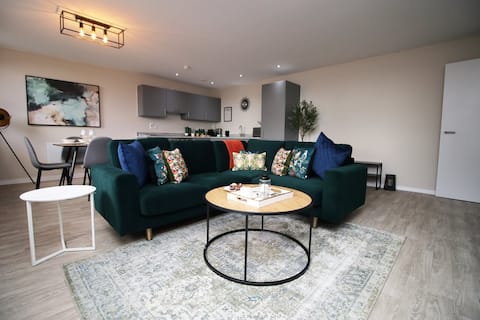 Elegant 2BR w/ Pool Table in Prime Location