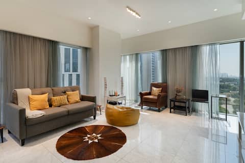 Top performing Airbnb: Close to Metro 1 Bedroom at Central Park Towers in Trade Center Second