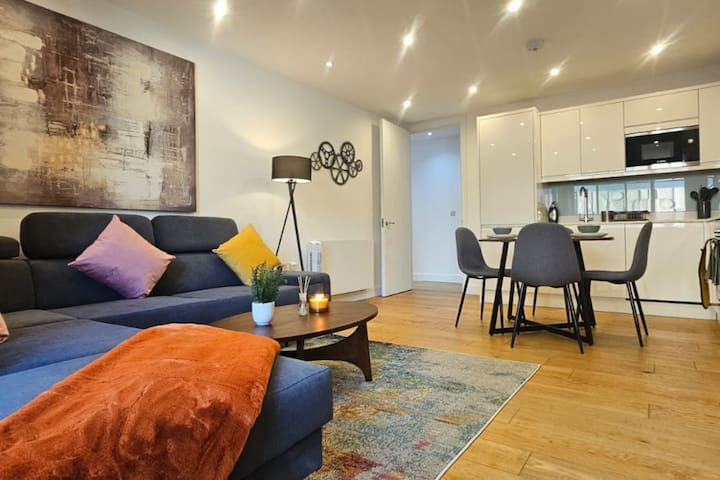 Chic 2 Bed/2 Bath by Old Street Station – Zone 1