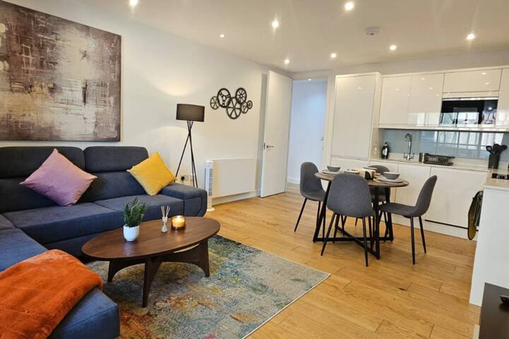Chic 2 Bed/2 Bath by Old Street Station – Zone 1 gallery image 2