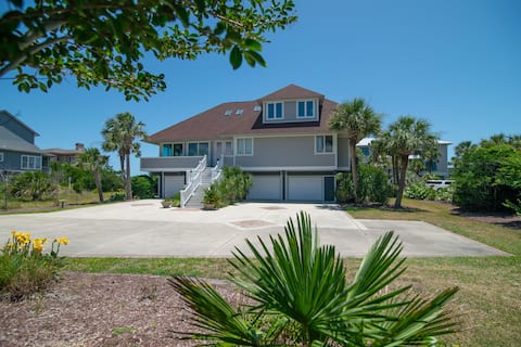 *The Great Escape* 6 bedroom Updated Oceanfront ho