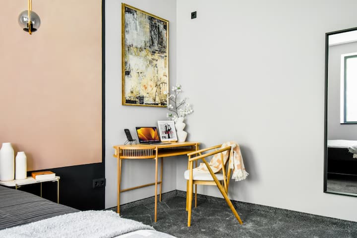 ที่พักที่มีประสิทธิภาพ: ใช้งานได้อย่างมีประสิทธิภาพในพื้นที่ทำงานที่สะดวกสบายและมีสไตล์เหมาะสำหรับการทำงานทางไกล