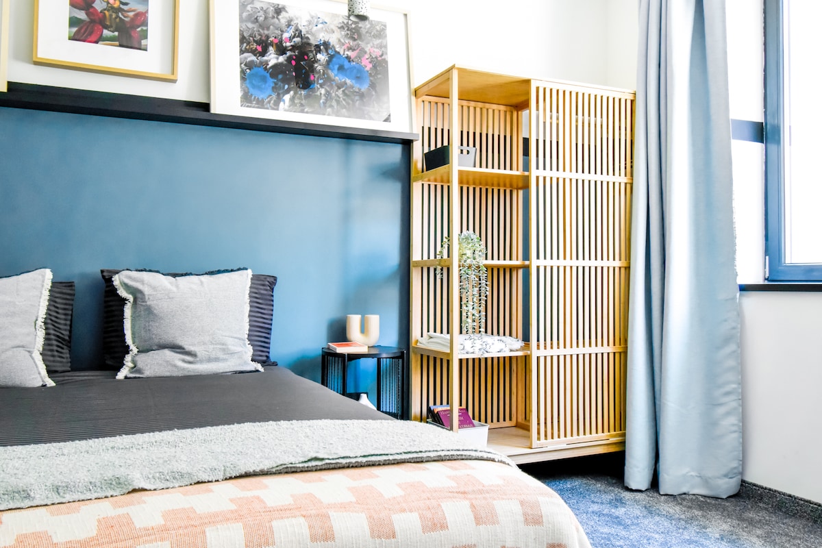 Sombras oscuras en la habitación: disfrutarás de un sueño reparador a cualquier hora del día con persianas que oscurecen la habitación, ideales para los que se levantan tarde o las siestas del mediodía.