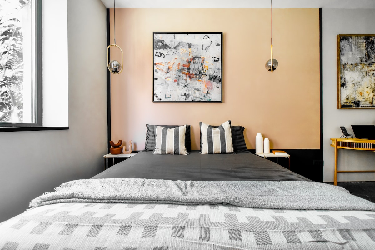 Trabajo y descanso: equilibra el trabajo y la relajación con un espacio de trabajo dedicado y una lujosa cama de espuma viscoelástica.