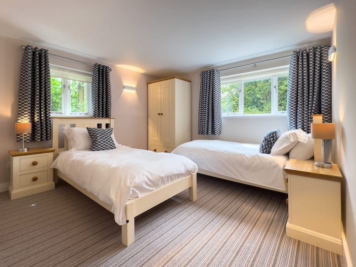 Izba s oddelenými lôžkami dole po schodoch