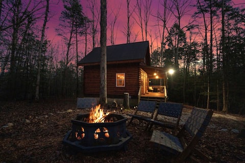 Luxury, Rustic Honeymoon Cabin —> HOT TUB <— BSF