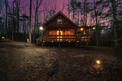 Luxury, Rustic Honeymoon Cabin —> HOT TUB <— BSF