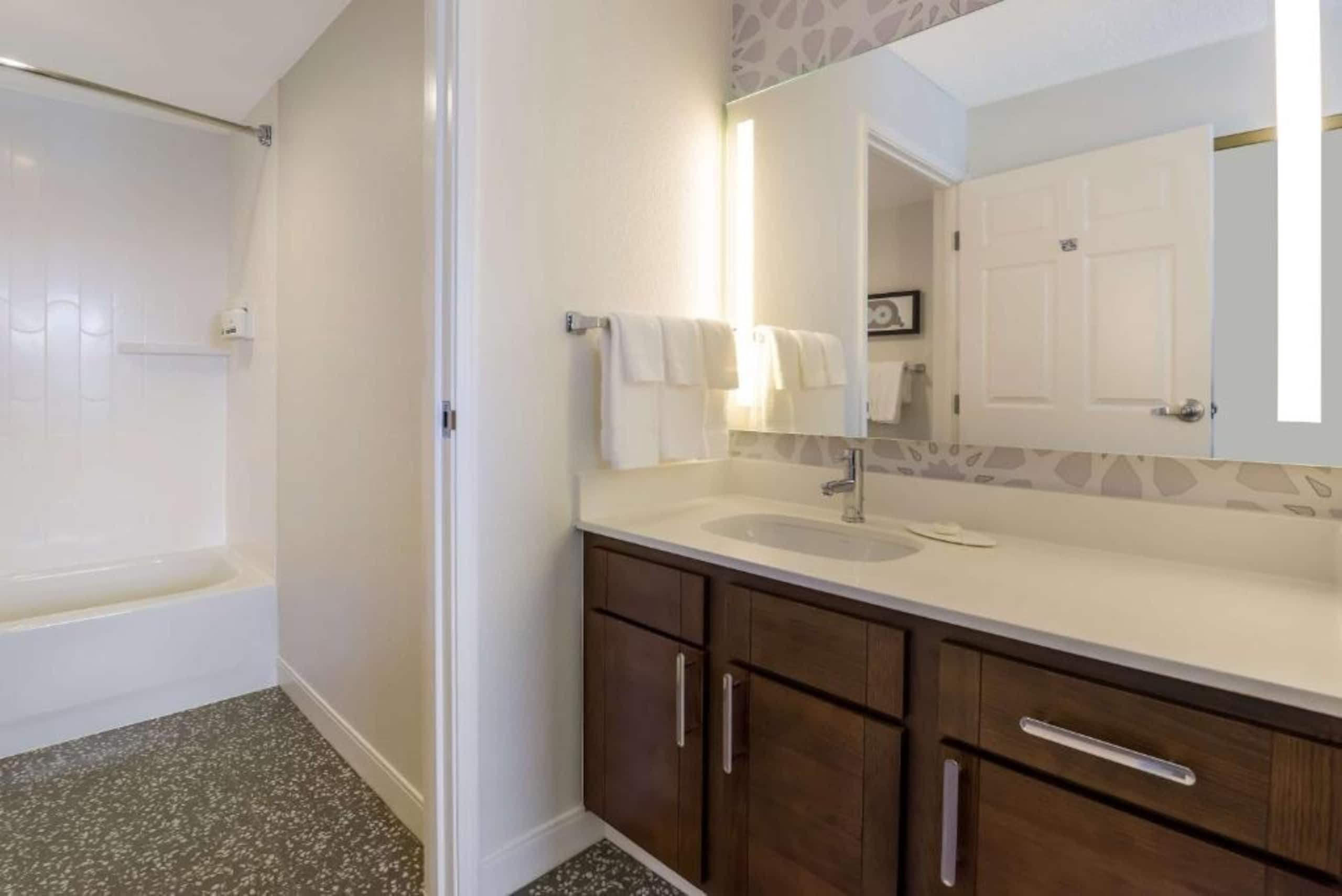 One Bedroom Suite Near Ideaya Biosciences SAN - Image 6