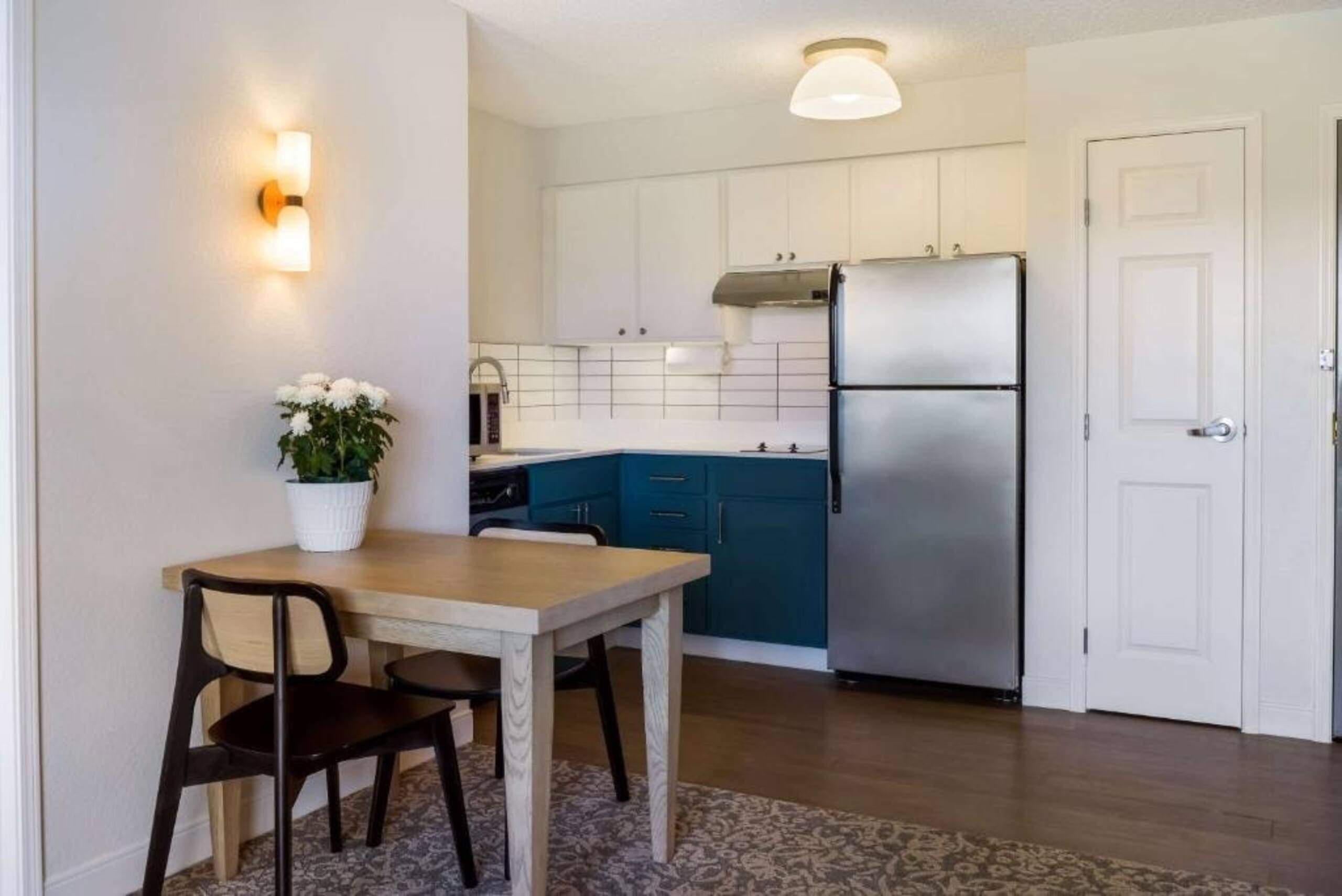 One Bedroom Suite Near Ideaya Biosciences SAN - Image 8