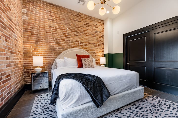 พักผ่อนในห้องนอนหลักด้วยเตียงคิงไซส์หรูหราตู้เสื้อผ้าแบบวอล์คอินม่านบังแสงและสมาร์ททีวี ห้องสวีทนี้ได้รับการออกแบบมาเพื่อความสะดวกสบายและความเป็นส่วนตัวเหมาะสำหรับการเติมพลังหลังจากสำรวจนิวออร์ลีนส์มาทั้งวัน