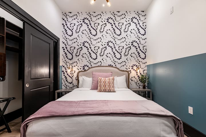 La deuxième chambre offre un lit Queen Size confortable, une commode, une télévision intelligente et des draps moelleux. Idéale pour les familles ou les amis voyageant ensemble, cette chambre allie confort et intimité au cœur du centre-ville de La Nouvelle-Orléans.