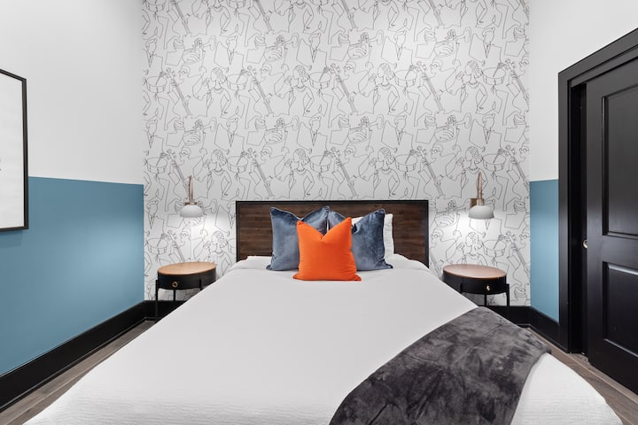 2つ目の寝室には、快適なクイーンベッド、ドレッサー、スマートテレビ、柔らかいリネンが備わっています。家族や友人と一緒に旅行するのに最適なこのお部屋は、ニューオーリンズのダウンタウン中心部にあり、快適さとプライバシーを兼ね備えています。