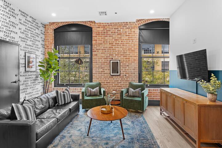 LUX 4BR/4BA Sleeps 12 Walk To Dome & Parade Route! gallery image 2