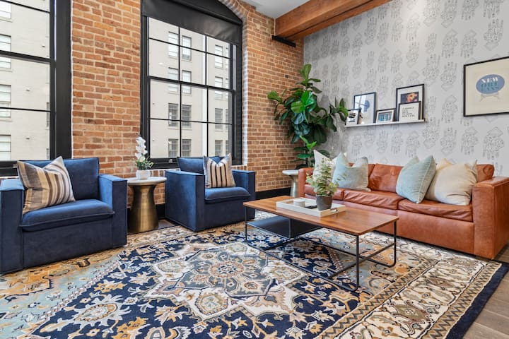 LUX 4BR/4BA Sleeps 12 Walk to Dome & Parade Route