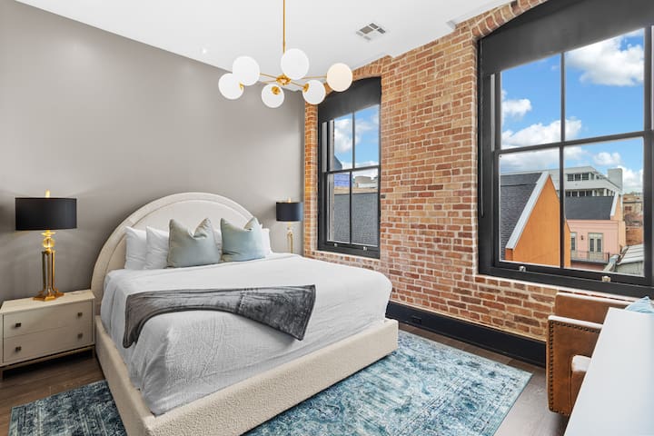 Luxe Downtown 4BR/4BA w/ 2 Sleeper Sofas!