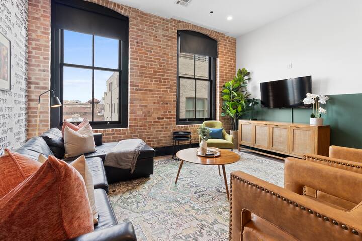 Luxe Downtown 4BR/4BA w/ 2 Sleeper Sofas! gallery image 2