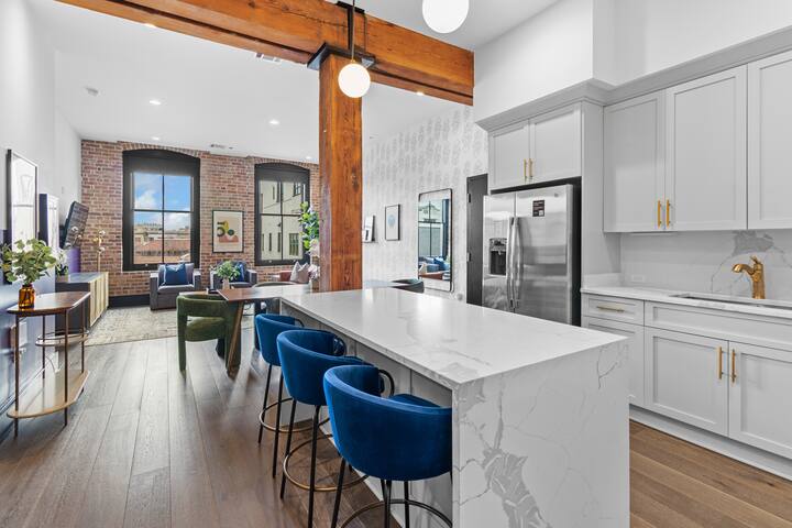 Luxe Downtown 4BR/4BA w/ 2 Sleeper Sofas! gallery image 3