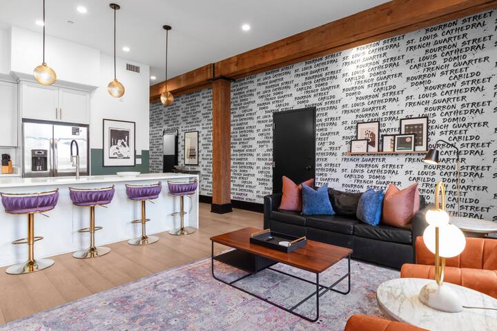 Luxe Downtown 4BR/4BA w/ 2 Sleeper Sofas gallery image 2