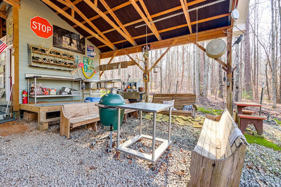 A farm cabin with its own fishing pond, Ranger, Georgia, United States, photo 8 of 10