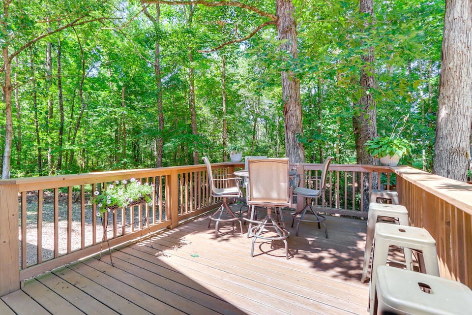 A farm cabin with its own fishing pond, Ranger, Georgia, United States, photo 4 of 10