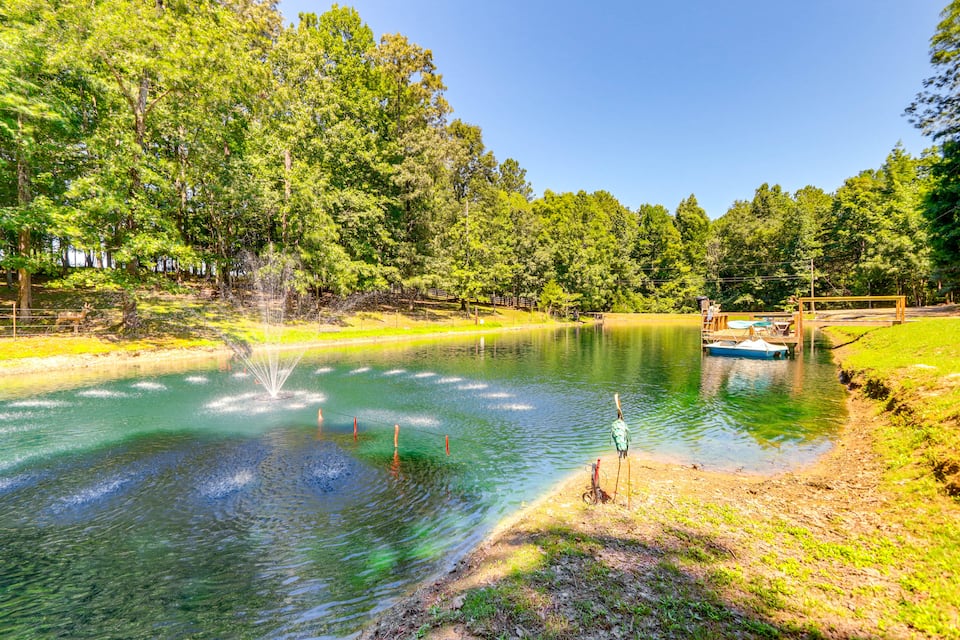 A farm cabin with its own fishing pond, Ranger, Georgia, United States, photo 2 of 10