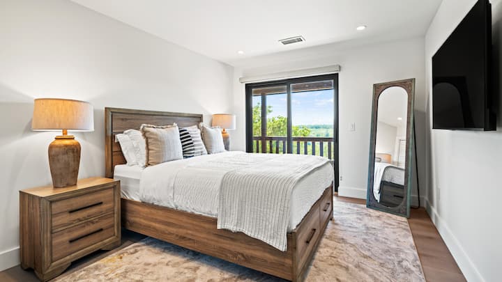 Втората спалня предлага достъп до открито и има луксозно легло. Стаята е оборудвана с телевизор и гардероб, а наблизо има баня.