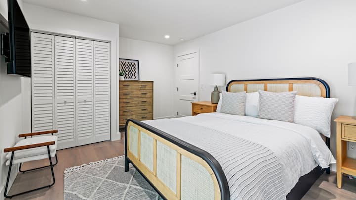 Третата спалня предлага телевизор и гардеробно помещение с достъп до външната част на дома чрез плъзгащи се стъклени врати. 