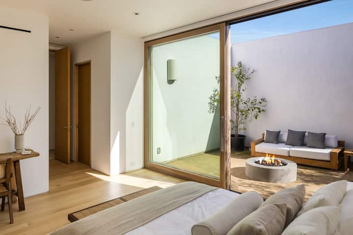 Dormitorio tamaño queen con acceso al patio