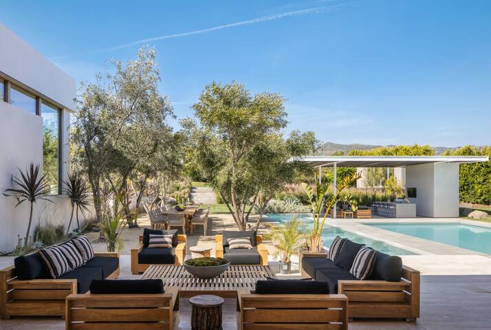 Modern Malibu Masterpiece | Private Pool Oasis gallery image 4