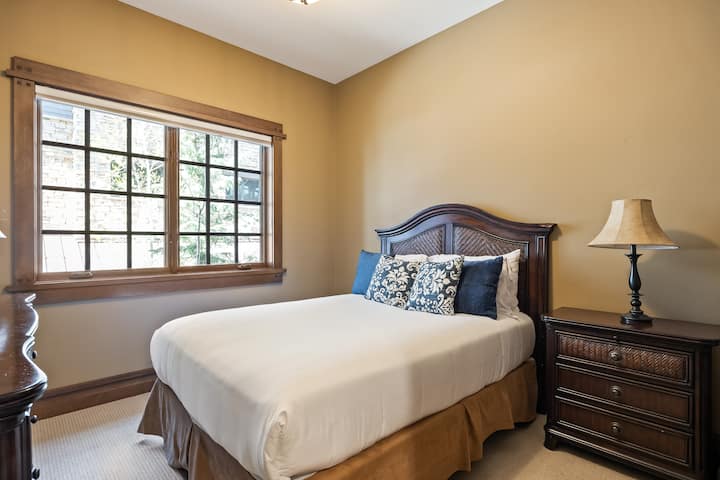 - Despiértate renovado en esta acogedora habitación con luz natural.
- La cabecera de madera clásica y la mesita de noche a juego crean un refugio atemporal.
- Almohadas de felpa y tonos cálidos ofrecen un lugar tranquilo para relajarse y recargar energías.